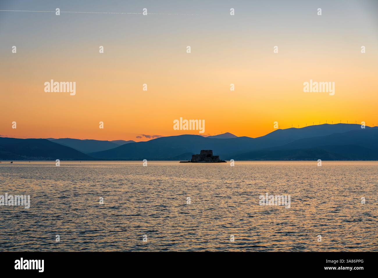 Île du château de Bourtzi au coucher du soleil, Nauplie, Péloponnèse, Grèce Banque D'Images