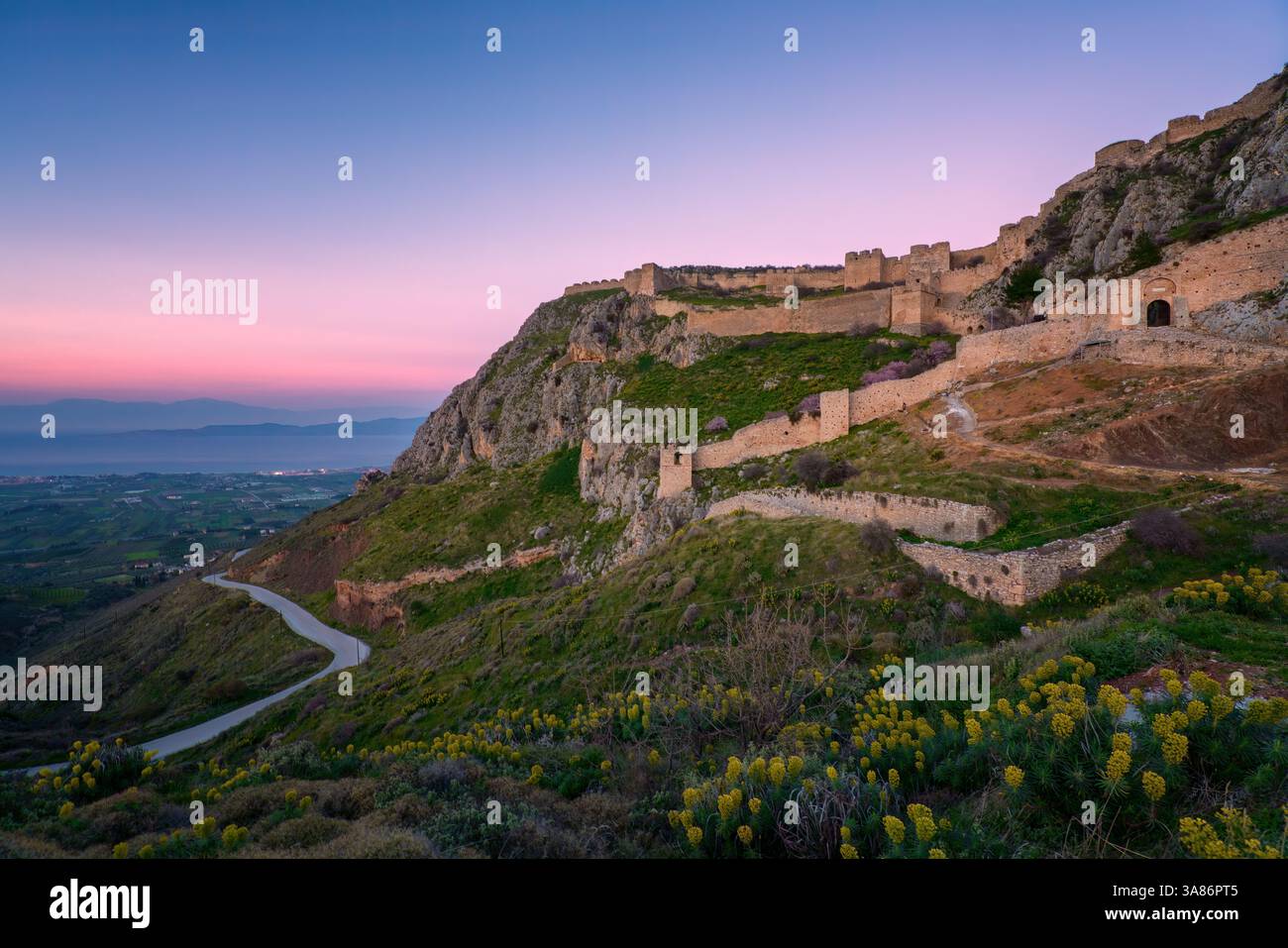 Acrocorinthe château historique au sommet de la montagne au coucher du soleil, Grèce Banque D'Images