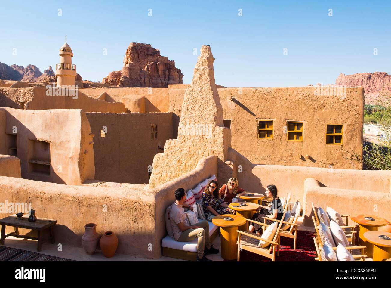 Café en terrasse au Dar Tantora The House Hotel, un village de briques de boue original rénové dans l'oasis d'Alula, province de Médine, Arabie Saoudite Banque D'Images