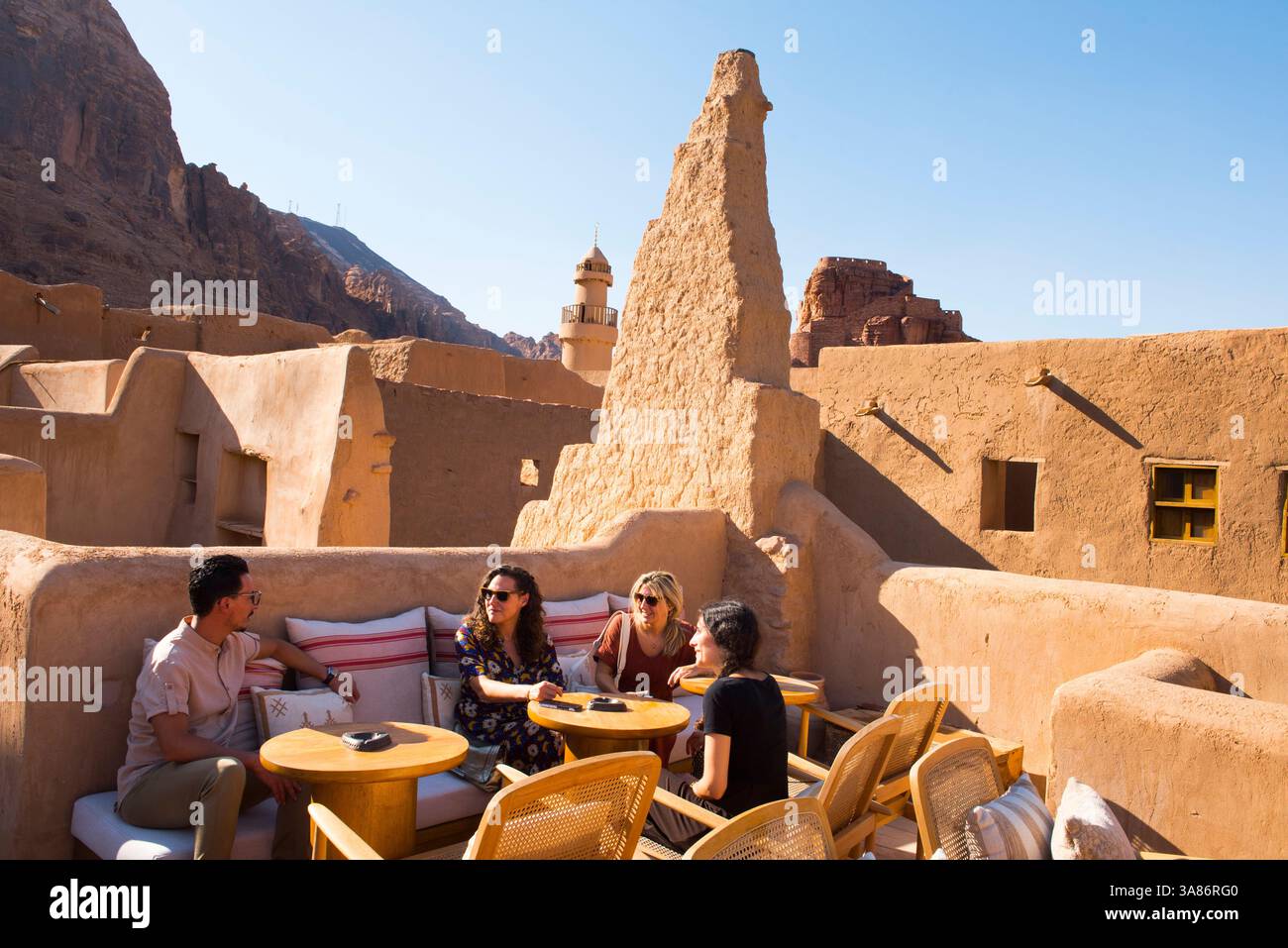 Café en terrasse au Dar Tantora The House Hotel, un village de briques de boue original rénové dans l'oasis d'Alula, province de Médine, Arabie Saoudite Banque D'Images