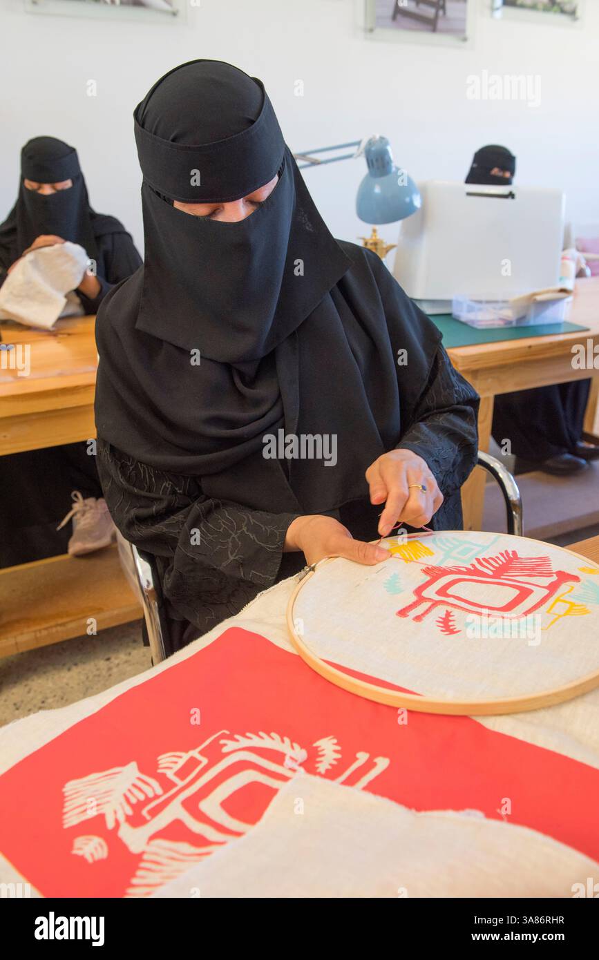 Atelier de couture et de broderie, Madrasat Addeera, un espace artistique où les femmes apprennent l’artisanat à vendre à Alula, province de Médine, Arabie Saoudite Banque D'Images