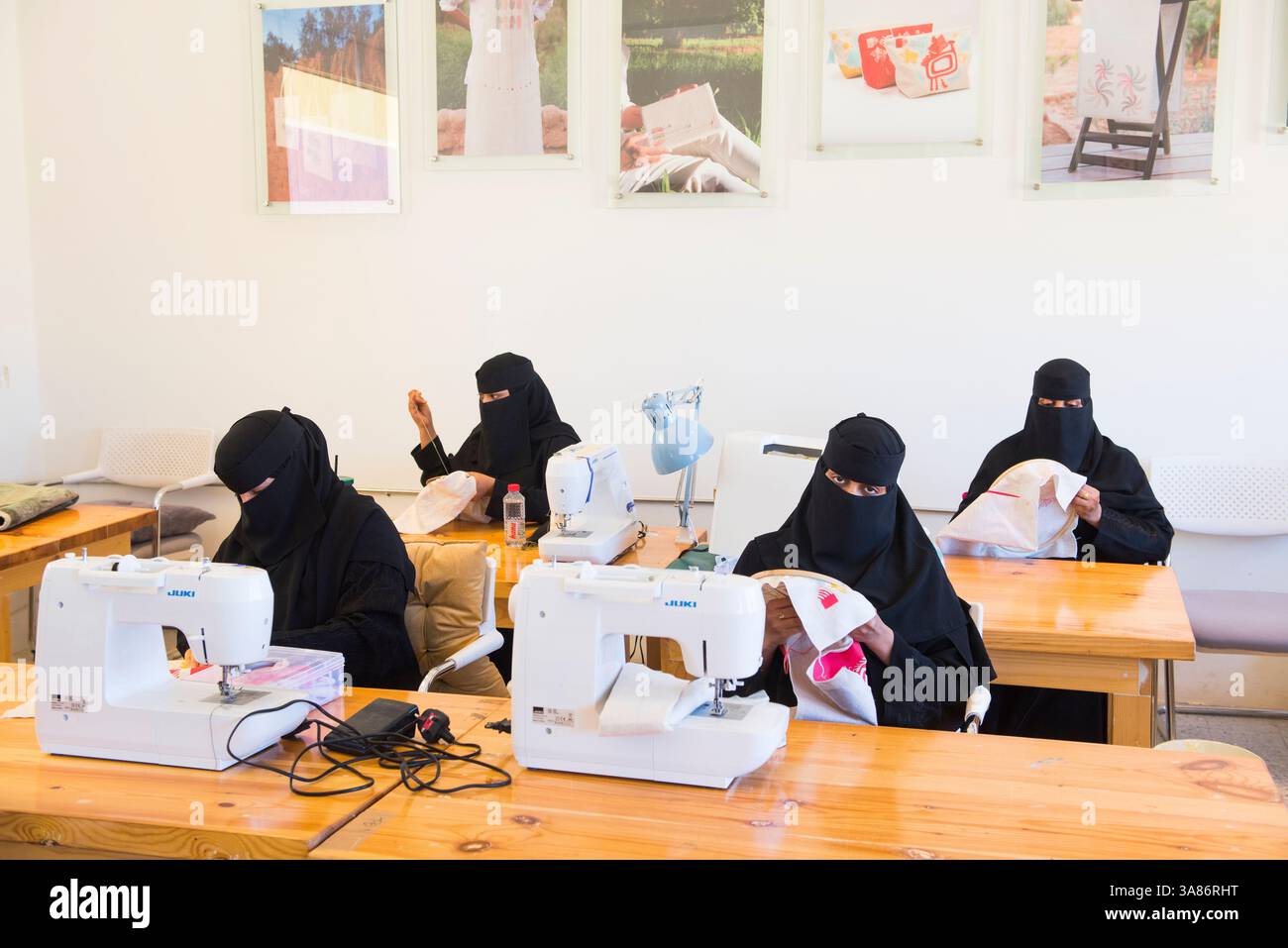 Atelier de couture et de broderie, Madrasat Addeera, un espace artistique où les femmes apprennent l’artisanat à vendre à Alula, province de Médine, Arabie Saoudite Banque D'Images