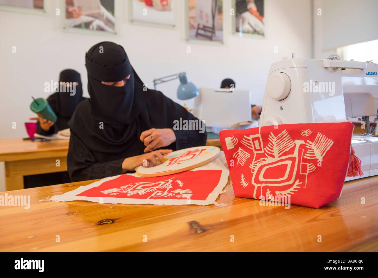 Atelier de couture et de broderie, Madrasat Addeera, un espace artistique où les femmes apprennent l’artisanat à vendre à Alula, province de Médine, Arabie Saoudite Banque D'Images