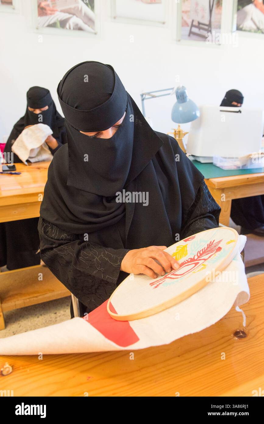 Atelier de couture et de broderie, Madrasat Addeera, un espace artistique où les femmes apprennent l’artisanat à vendre à Alula, province de Médine, Arabie Saoudite Banque D'Images