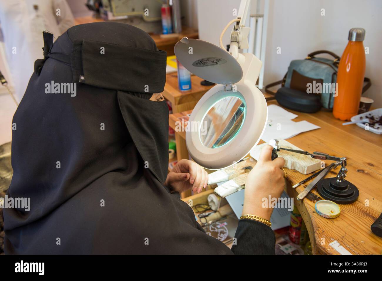 Atelier de joaillerie, Madrasat Addeera, un espace artistique où les femmes apprennent l’artisanat à vendre à Alula, province de Médine, Arabie Saoudite Banque D'Images
