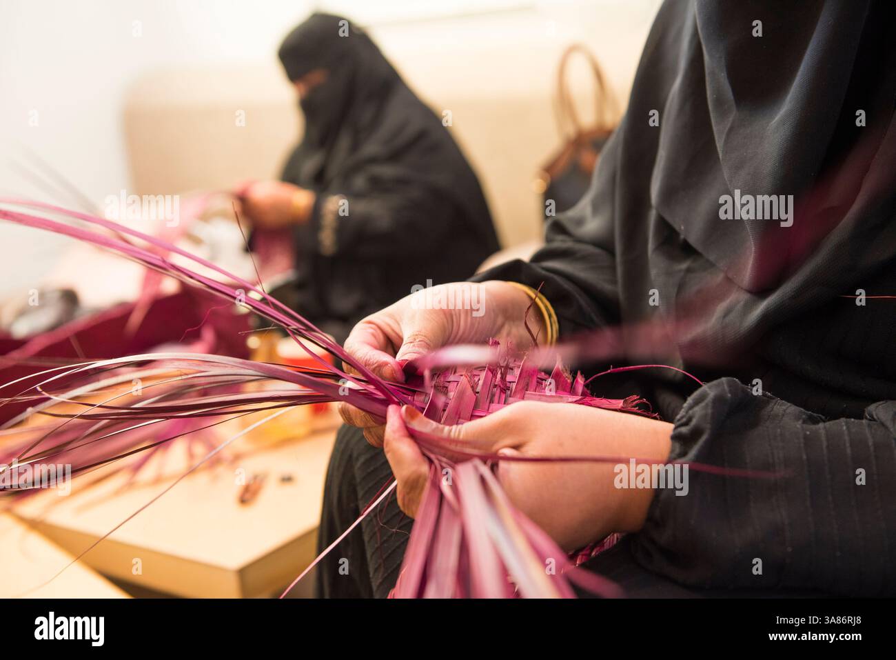 Atelier de tissage et de vannerie, Madrasat Addeera, un espace artistique où les femmes apprennent l’artisanat à vendre à Alula, province de Médine, Arabie Saoudite Banque D'Images