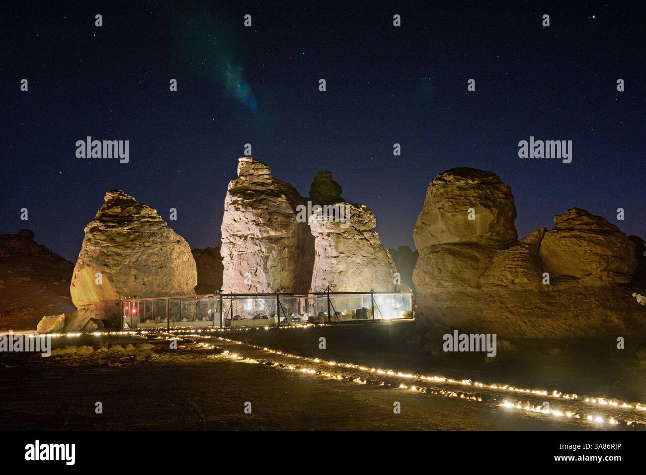 Site de Gharameel, observation des étoiles et dîner traditionnel grillé dans le désert près des piliers de roche de montagne, près d'Alula, province de Médine, Arabie Saoudite Banque D'Images