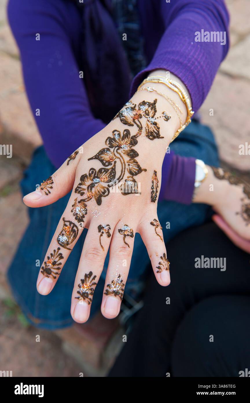Gros plan du tatouage au henné sur la main, Ifrane, moyen Atlas, Maroc Banque D'Images