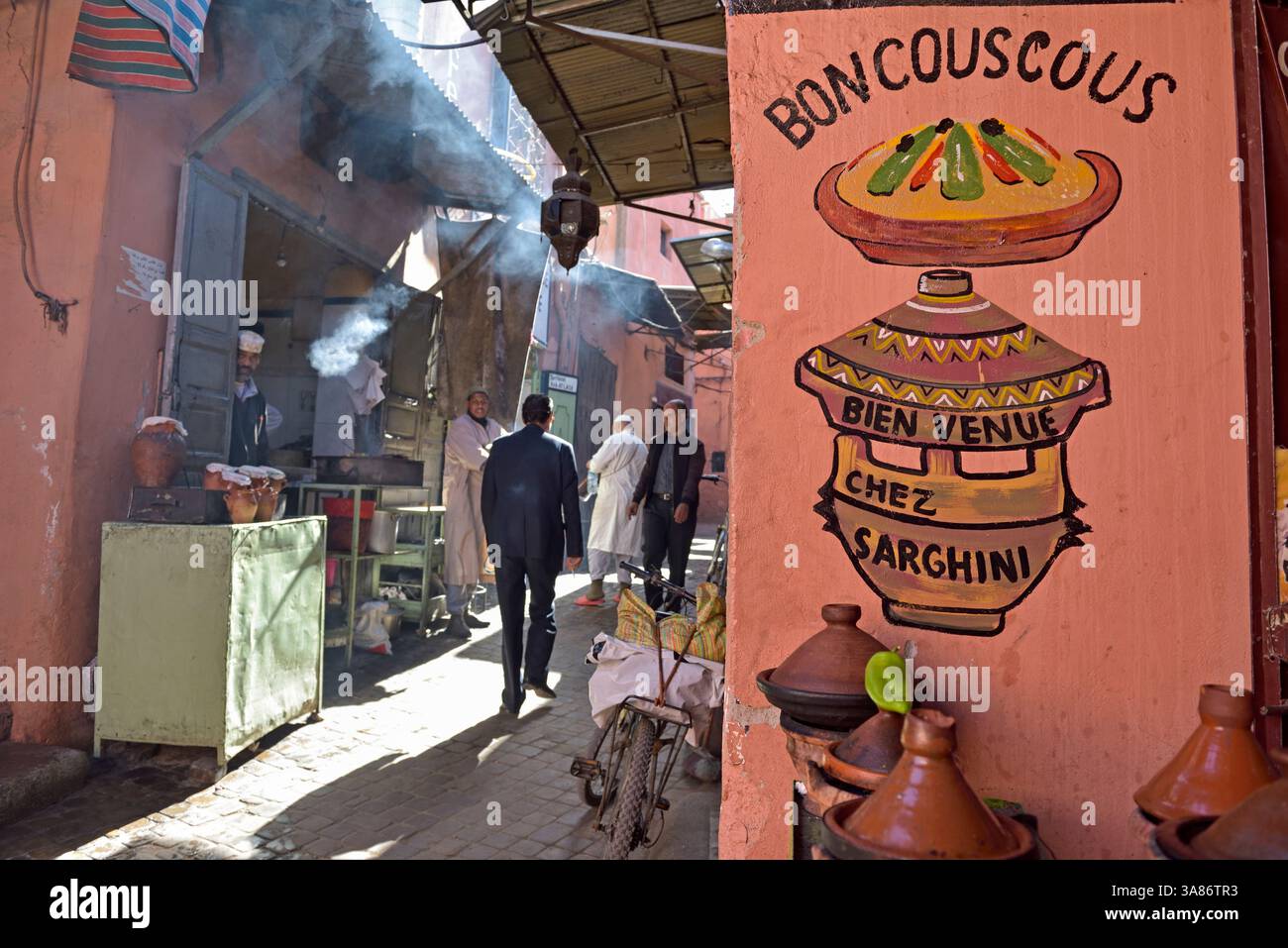 Restaurant couscous chez Sarghini dans les souks de la Médina à Marrakech, Maroc Banque D'Images