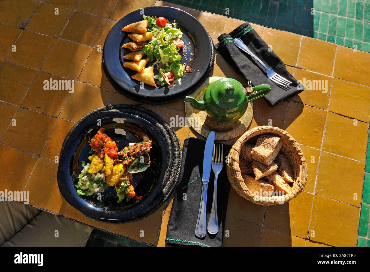 Assortiment de salades marocaines et de briouates mixtes, servi au restaurant le jardin dans la Médina, Marrakech, Maroc Banque D'Images