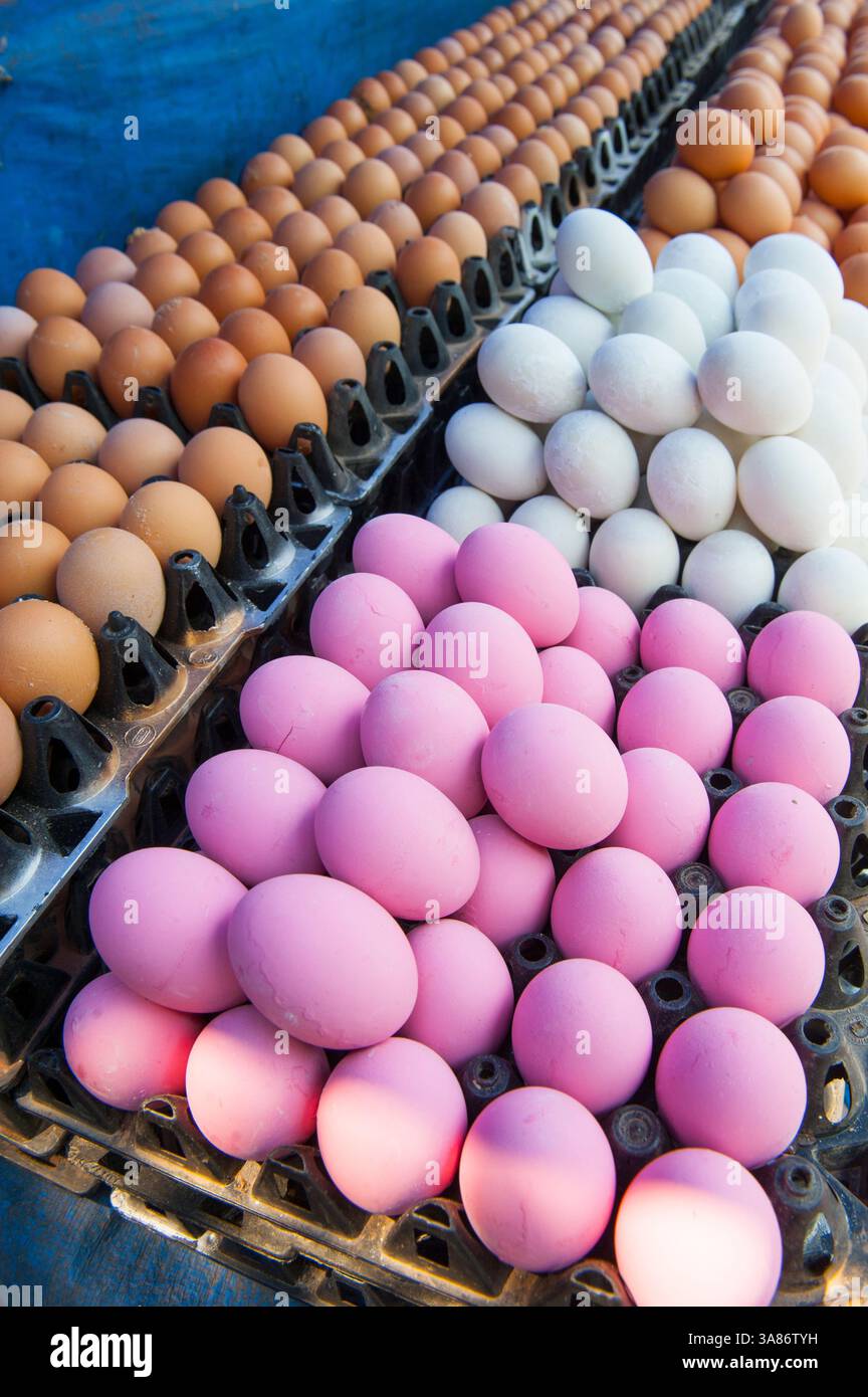 Oeufs colorés sur le marché du matin à Luang Prabang, Laos Banque D'Images