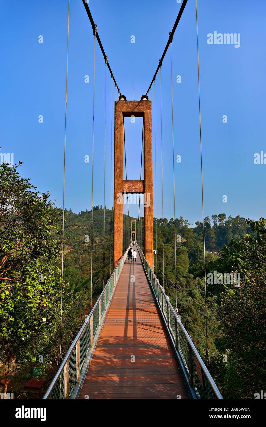 Pont suspendu menant à Huangling, comté de Wuyuan, ville de Shangrao, province de Jiangxi, Chine Banque D'Images