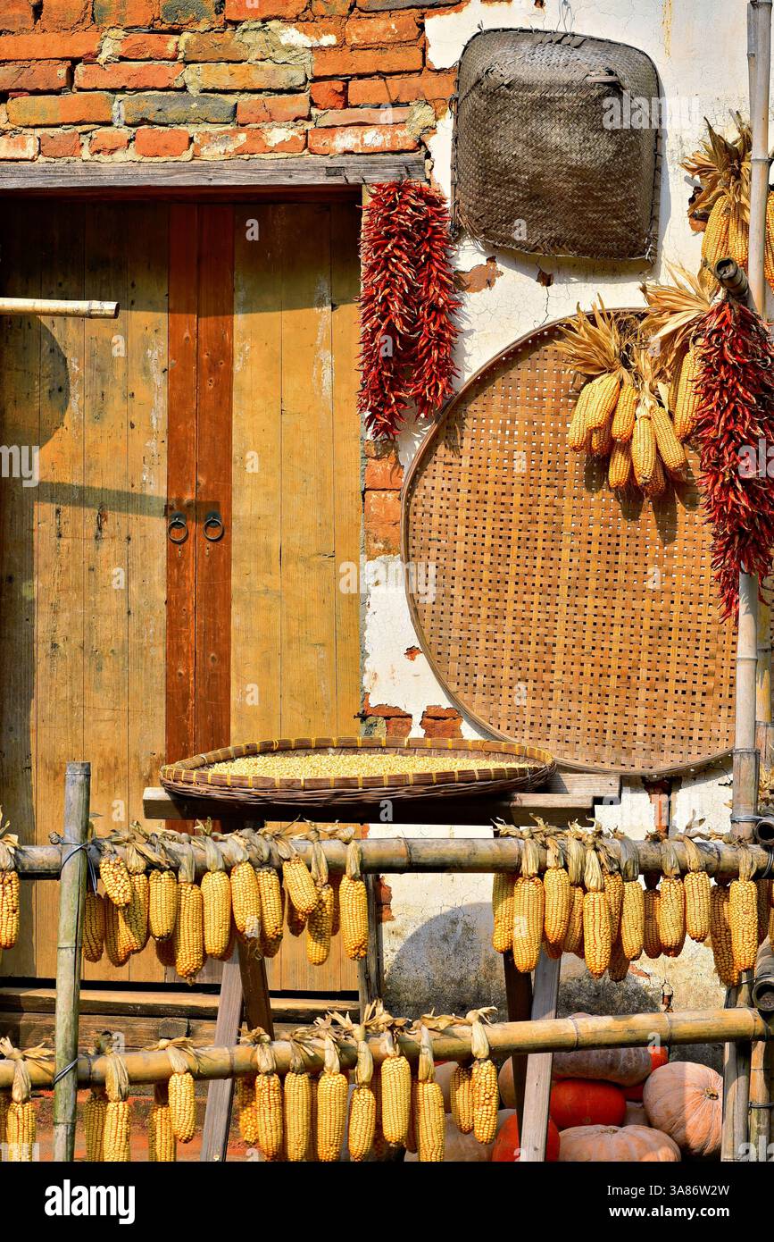Piments et maïs séchés au soleil, Huangling, ancien village datant de la dynastie Ming, comté de Wuyuan, ville de Shangrao, province de Jiangxi, Chine Banque D'Images