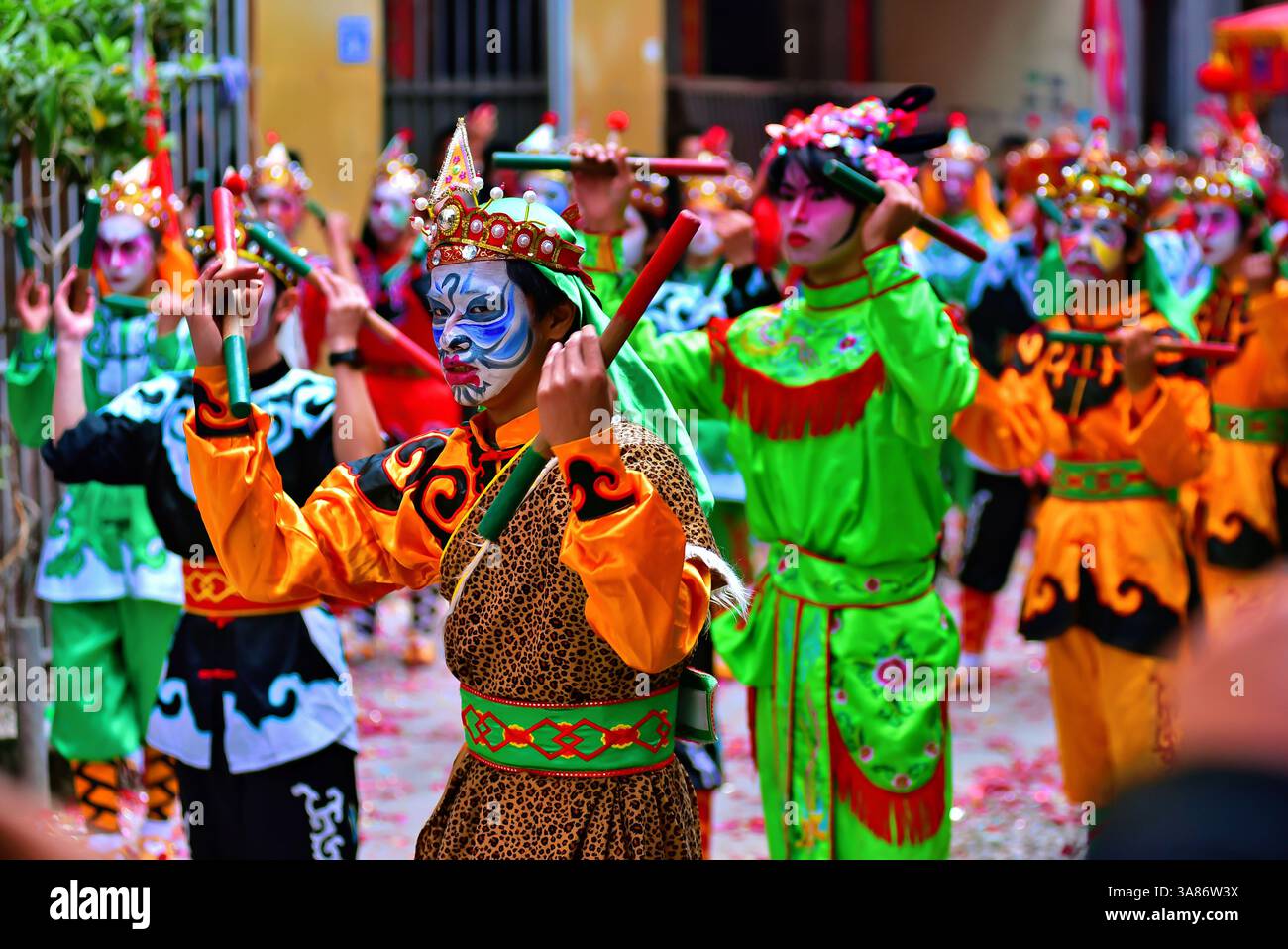 Danse Yingge, danse autochtone de Chaozhou et Shatou datant de la dynastie Yuan, jouée lors d'un défilé à Puning City, en Chine Banque D'Images