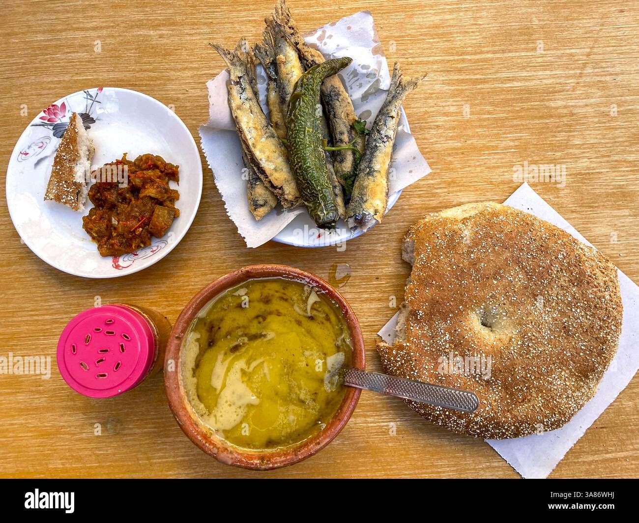Soupe et repas de sardine servis dans la médina de Meknès, Maroc Banque D'Images