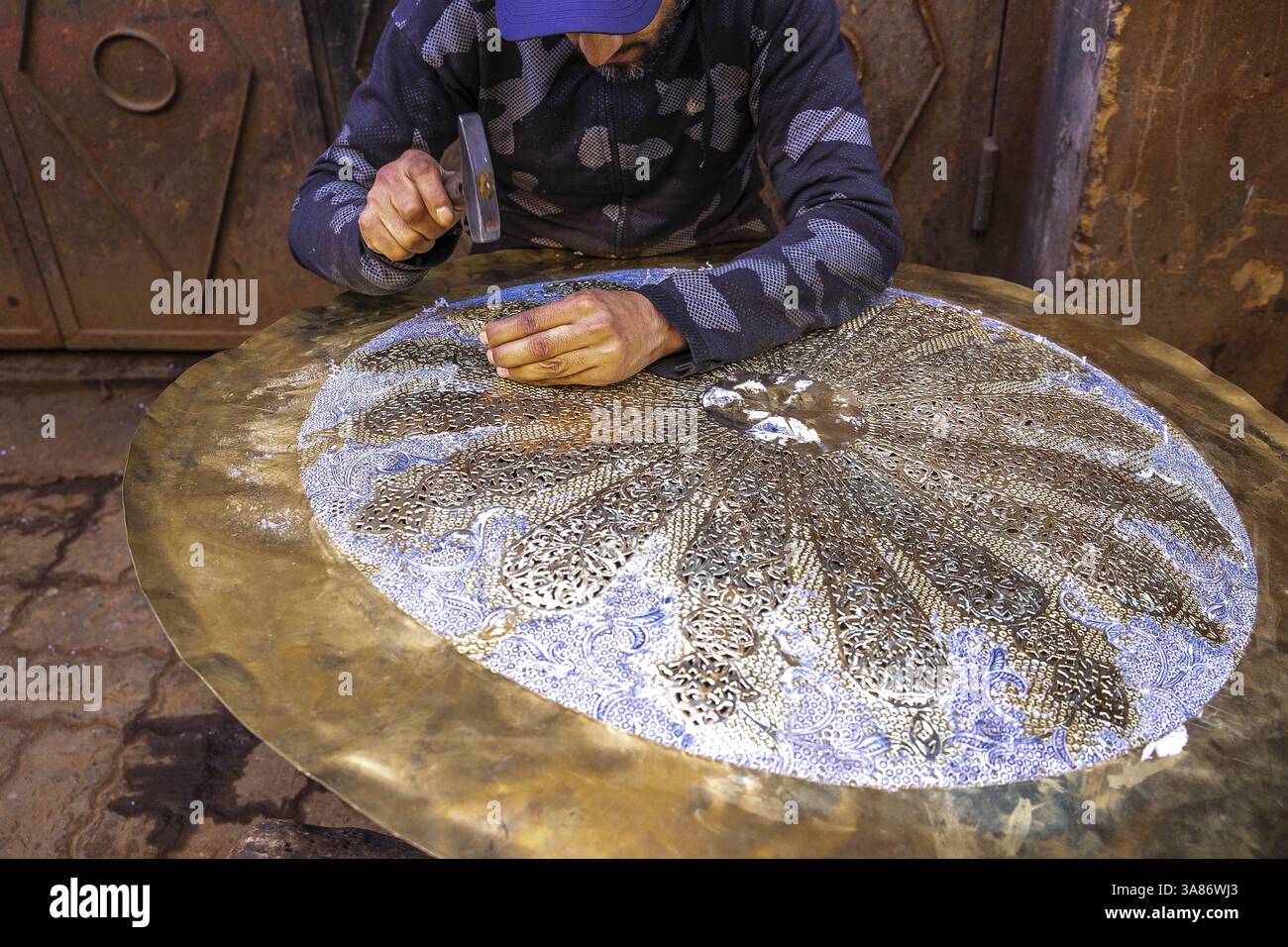 Artisan au travail dans un atelier à Marrakech, Maroc Banque D'Images