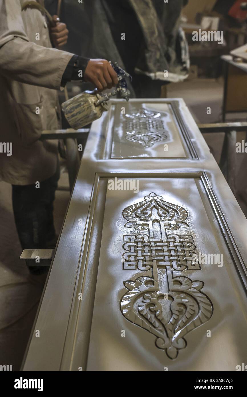 Artisan au travail dans un atelier à Marrakech, Maroc Banque D'Images