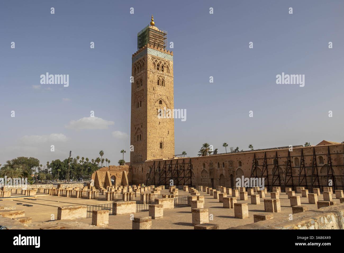 Minaret de la Koutoubia et vestiges de la mosquée antérieure, UNESCO, Marrakech, Maroc Banque D'Images