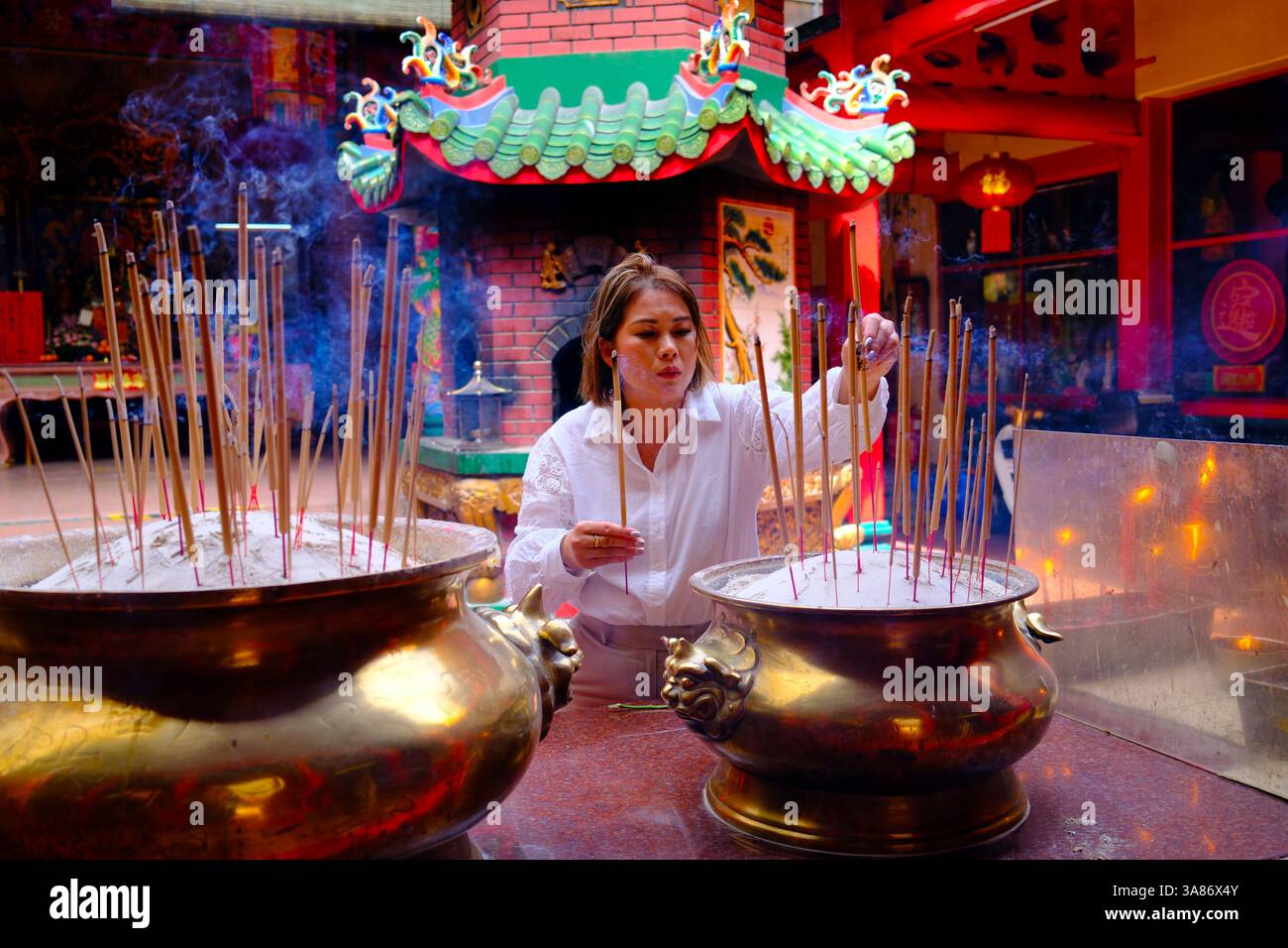 Offrandes et prières aux divinités du temple, femme asiatique priant, Guan Di Chinese Temple, Chinatown, Kuala Lumpur, Malaisie Banque D'Images