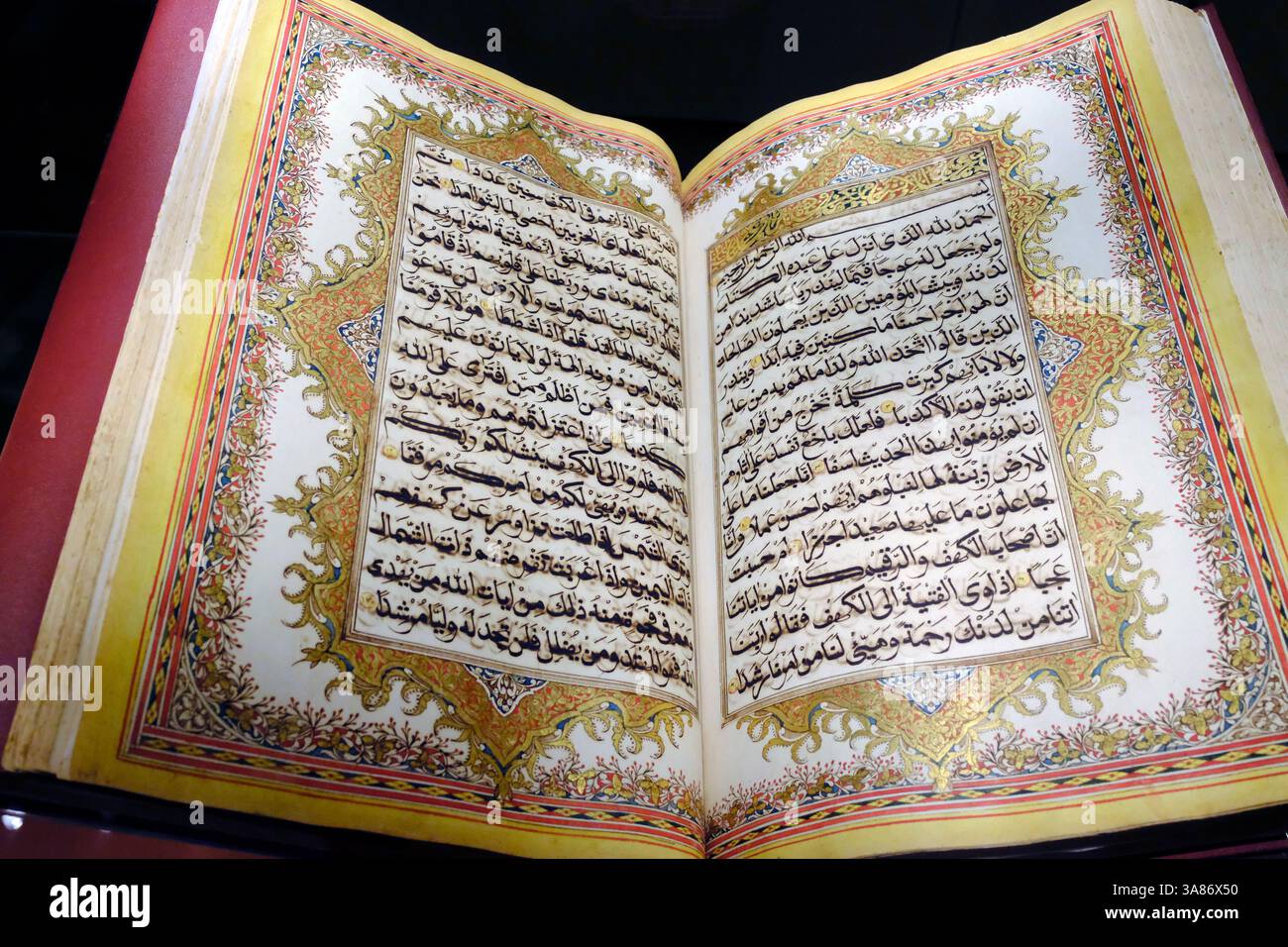 Musée des Arts islamiques, Coran royal en arabe daté de 1871 de la péninsule malaise, Kuala Lumpur, Malaisie Banque D'Images