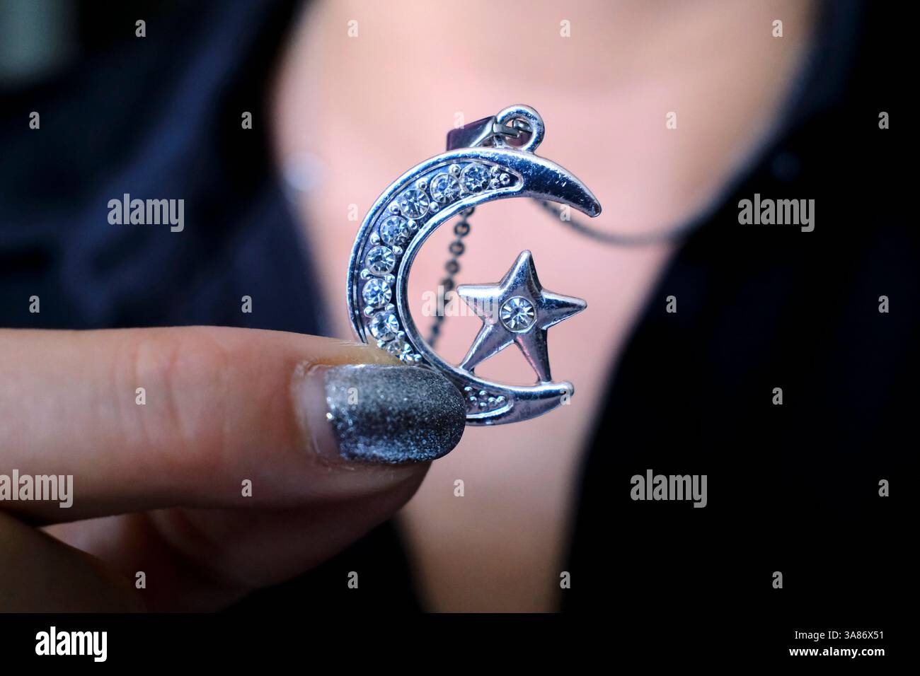 Femme portant des bijoux musulmans avec croissant et étoile, symbole de l'Islam, Malaisie Banque D'Images