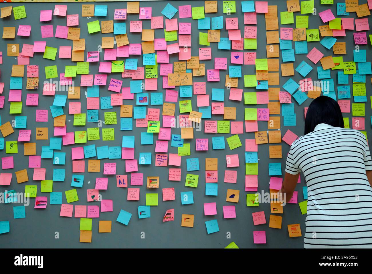 Musée des Arts islamiques, des messages colorés sur un mur, Kuala Lumpur, Malaisie Banque D'Images