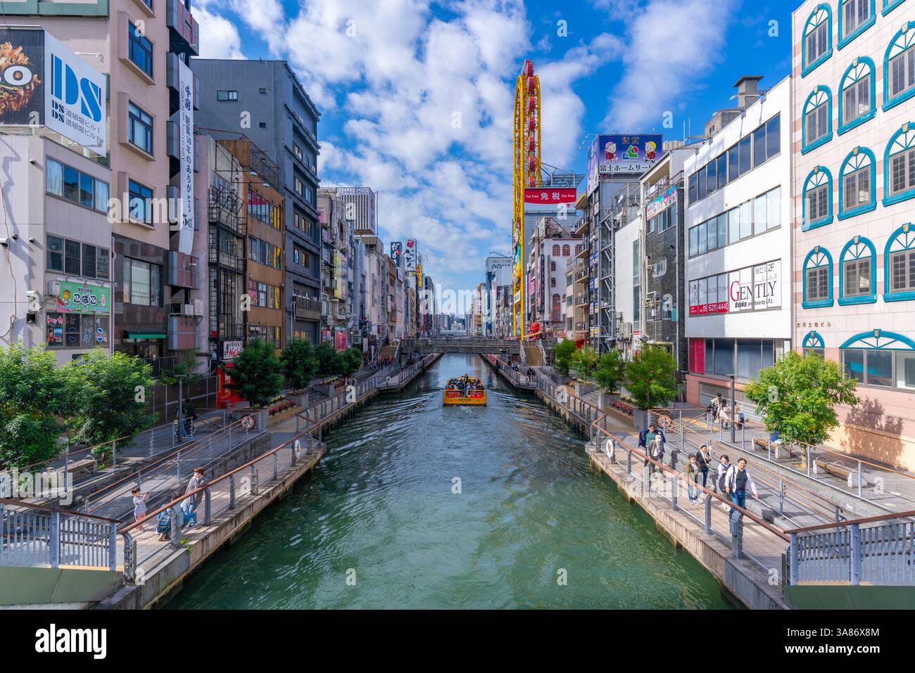 Vue sur les restaurants et le bateau d'excursion à Dotonbori, quartier animé de divertissement près de la rivière, Osaka, Honshu, Japon Banque D'Images