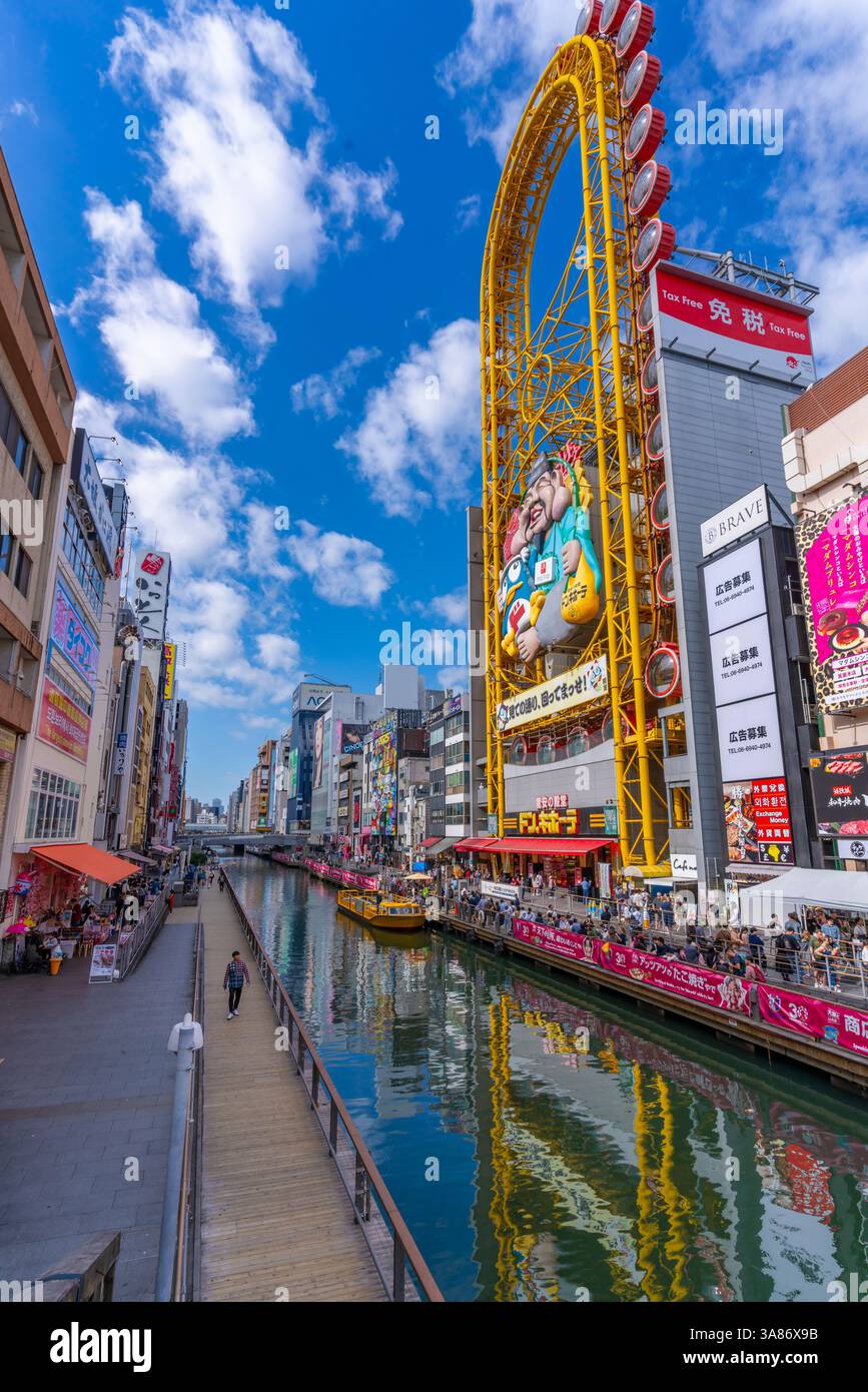Vue sur les restaurants et le bateau d'excursion à Dotonbori, quartier animé de divertissement près de la rivière, Osaka, Honshu, Japon Banque D'Images