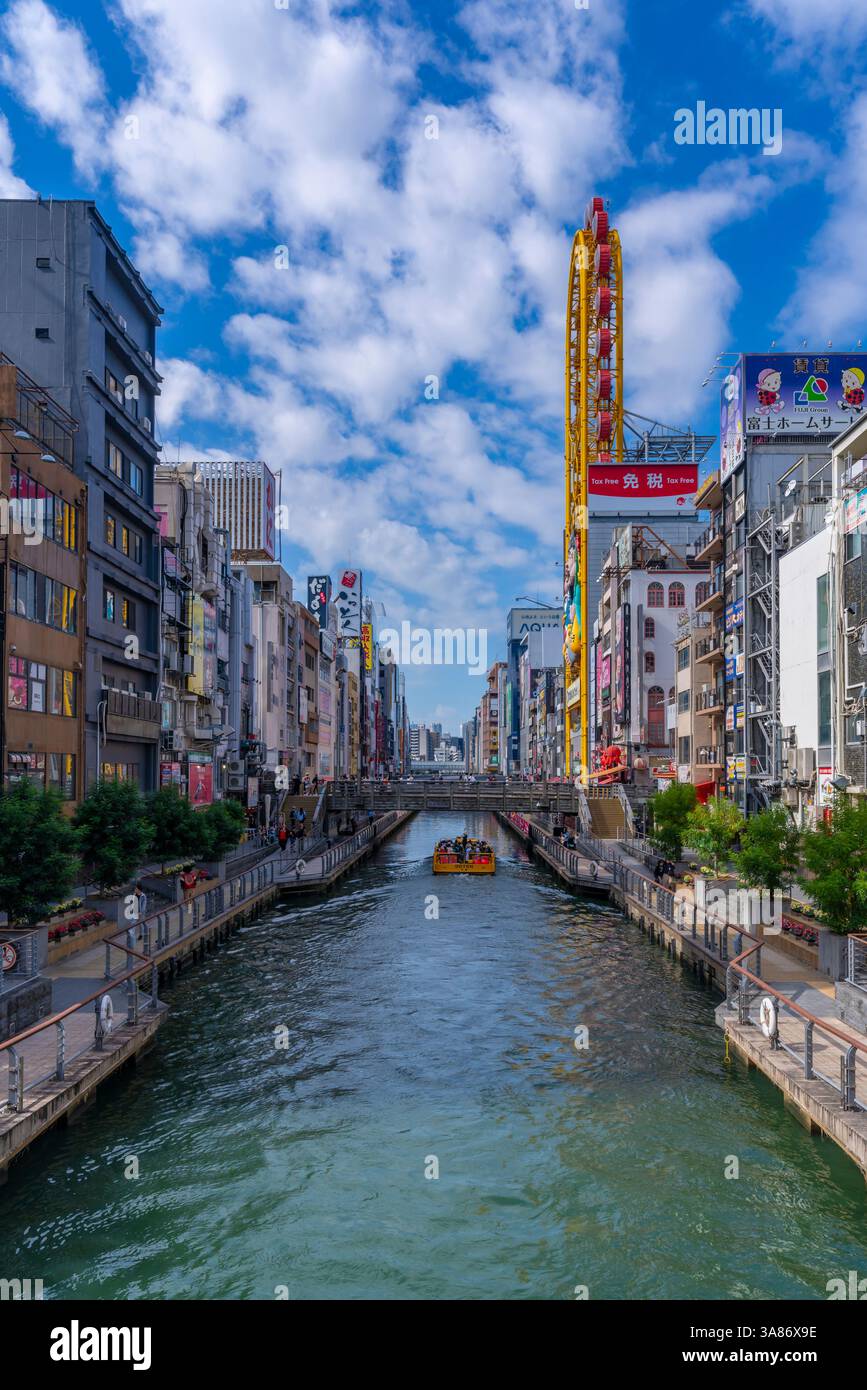 Vue sur les restaurants et le bateau d'excursion à Dotonbori, quartier animé de divertissement près de la rivière, Osaka, Honshu, Japon Banque D'Images