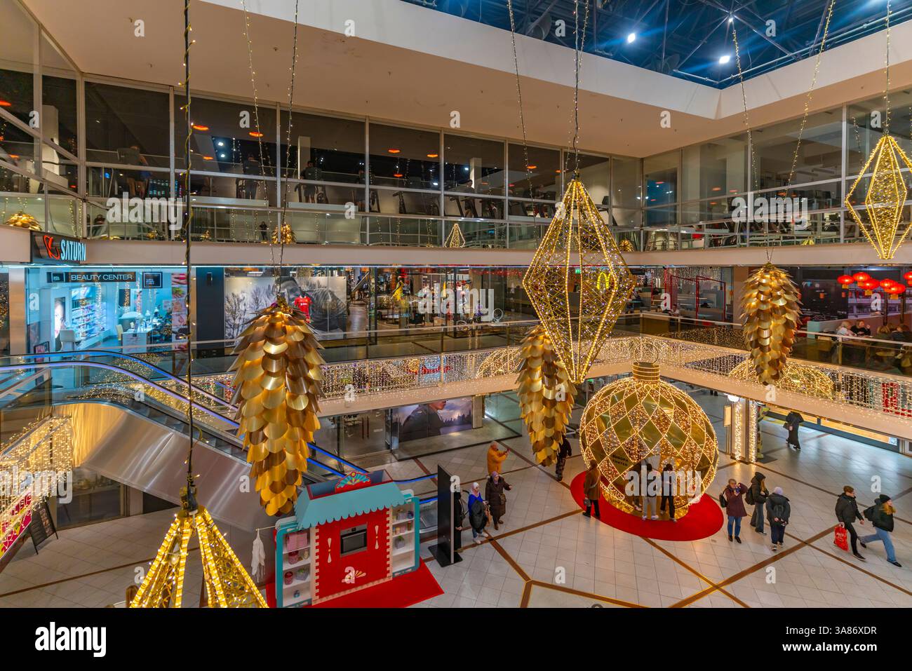 Vue de l'intérieur de l'Europa-Center à Noël, Breitscheidplatz, Berlin, Allemagne Banque D'Images