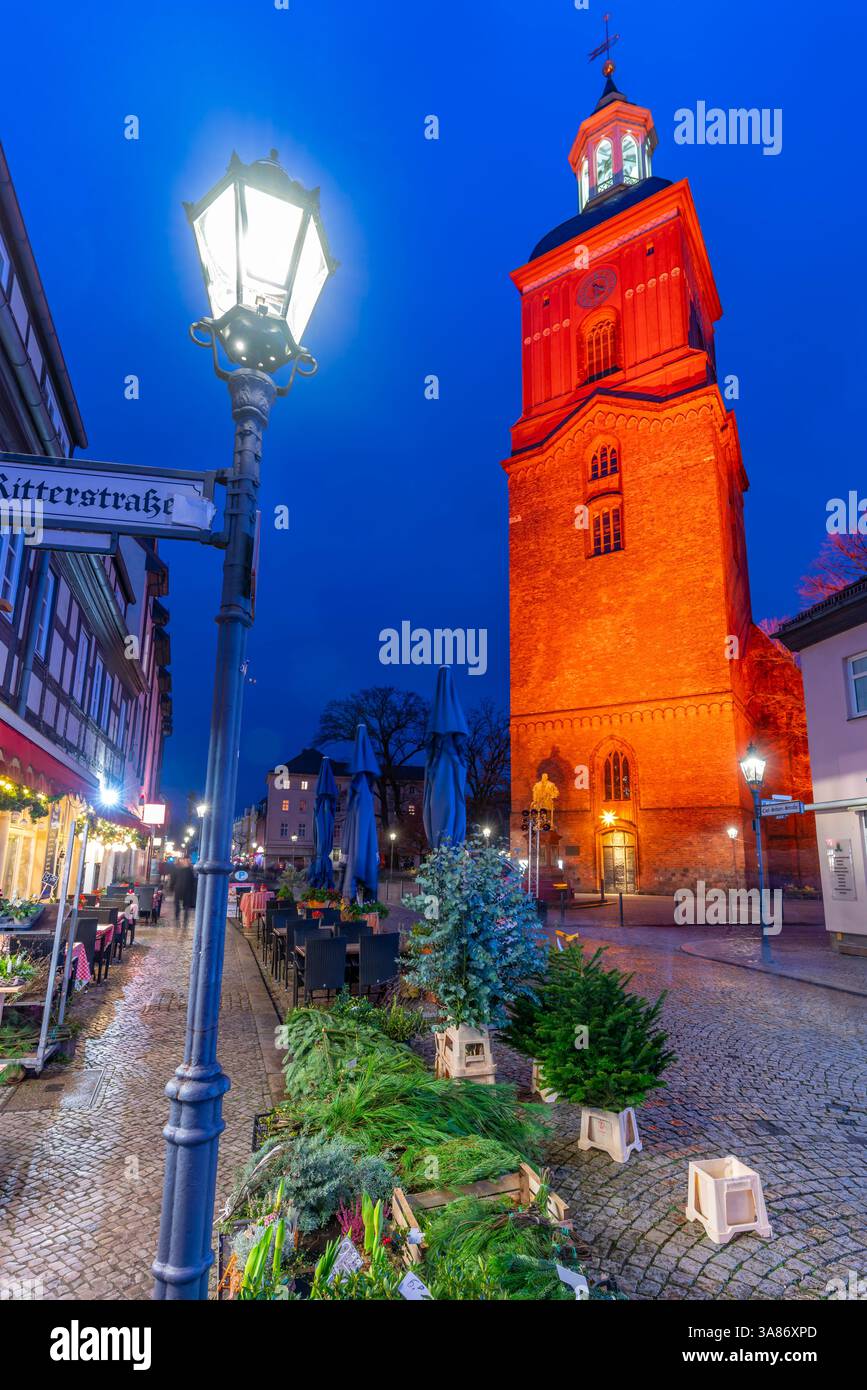 Vue de : Église Nikolai à Altstadt Spandau au crépuscule, Spandau, Berlin, Allemagne Banque D'Images