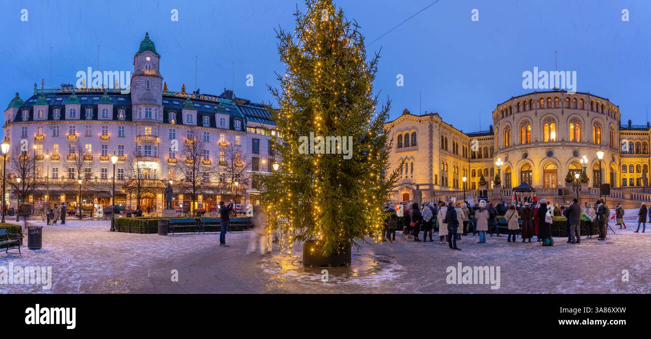 Vue du Parlement norvégien et arbre de Noël sur Karl Johans Gate pendant l'hiver au crépuscule, Oslo, Norvège, Scandinavie Banque D'Images