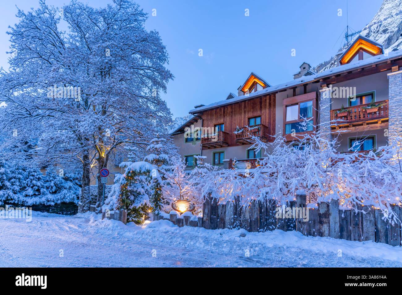 Vue sur l'hôtel et les montagnes enneigées à Courmayeur avant l'aube en hiver, Courmayeur, Vallée d'Aoste, Alpes italiennes, Italie Banque D'Images