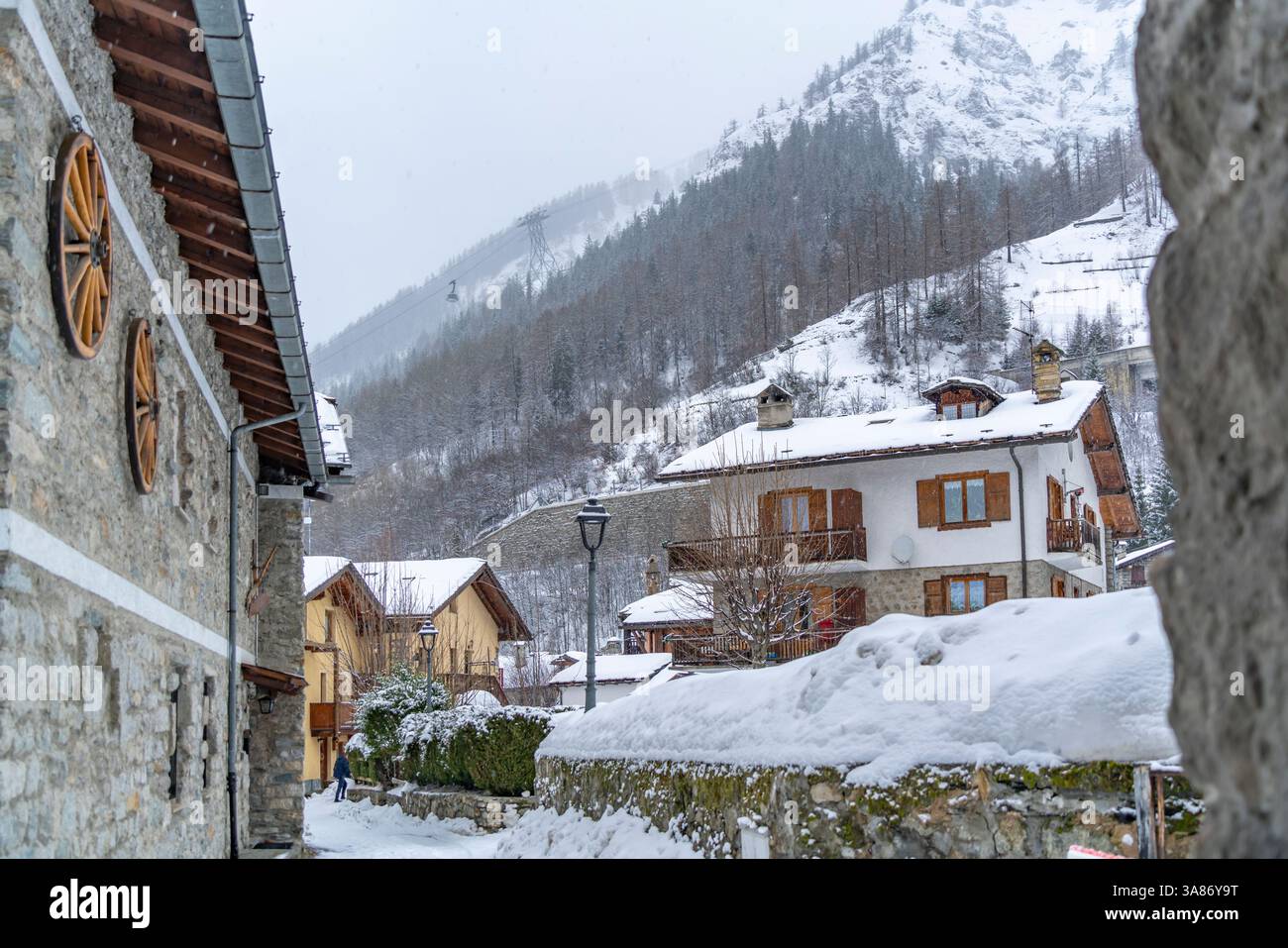 Vue du téléphérique Skyway Monte Bianco et de la montagne enneigée d'Entreves en hiver, Entreves, Vallée d'Aoste, Alpes italiennes, Italie Banque D'Images