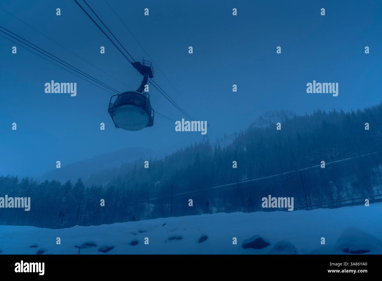Vue du téléphérique Skyway Monte Bianco et de la montagne enneigée d'Entreves en hiver, Entreves, Vallée d'Aoste, Alpes italiennes, Italie Banque D'Images