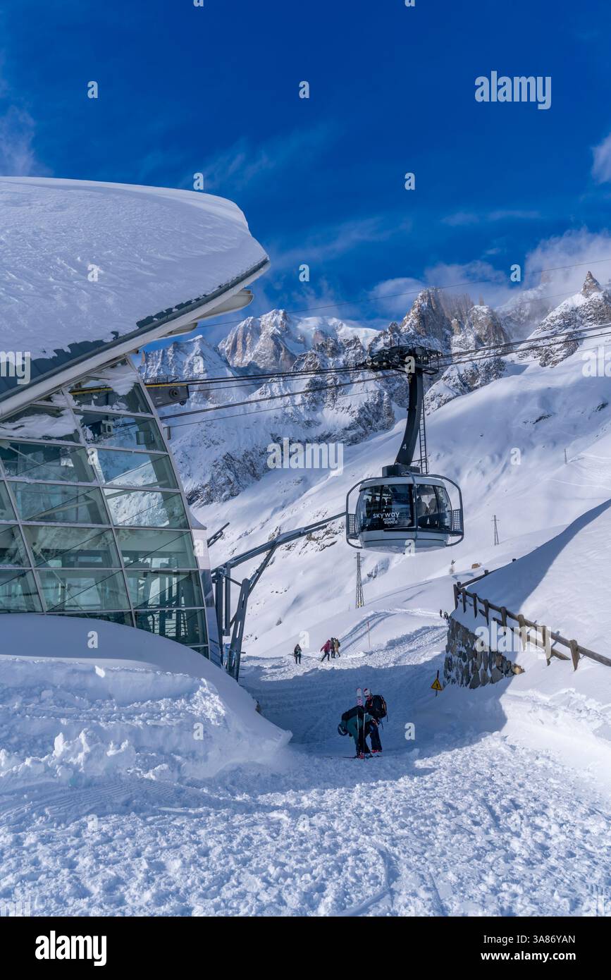 Vue sur le Pavillon du Mont Frety enneigé et Skyway Monte Bianco téléphérique en hiver, Courmayeur, Vallée d'Aoste, Alpes italiennes, Italie Banque D'Images