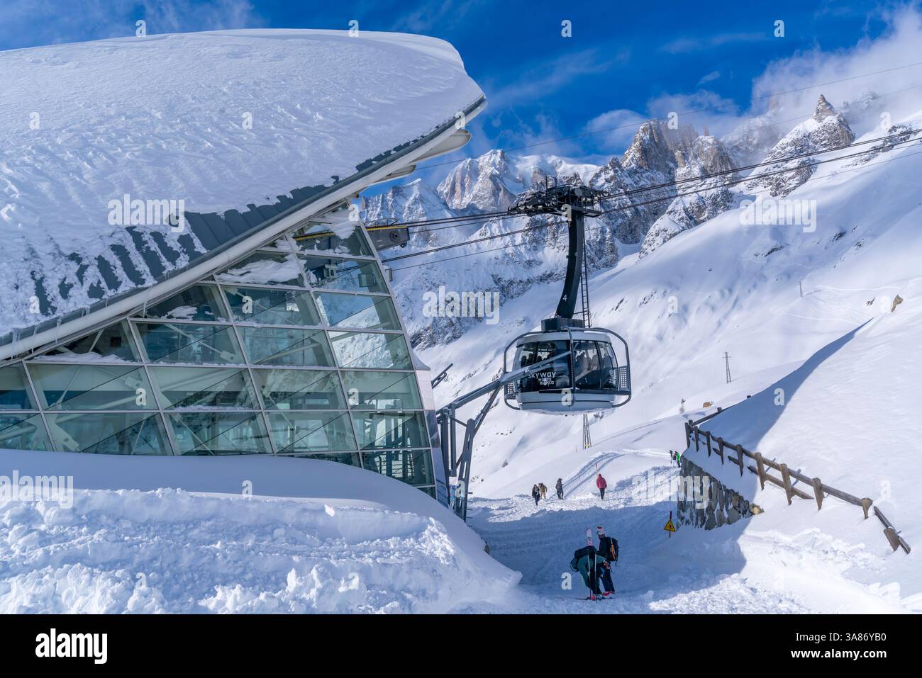 Vue sur le Pavillon du Mont Frety enneigé et Skyway Monte Bianco téléphérique en hiver, Courmayeur, Vallée d'Aoste, Alpes italiennes, Italie Banque D'Images
