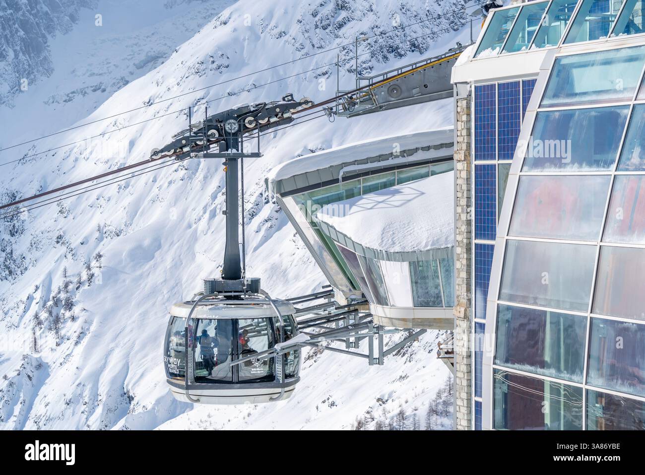 Vue sur la vallée enneigée d'Aoste, les montagnes et le téléphérique Skyway Monte Bianco en hiver, Courmayeur, Vallée d'Aoste, Alpes italiennes, Italie Banque D'Images