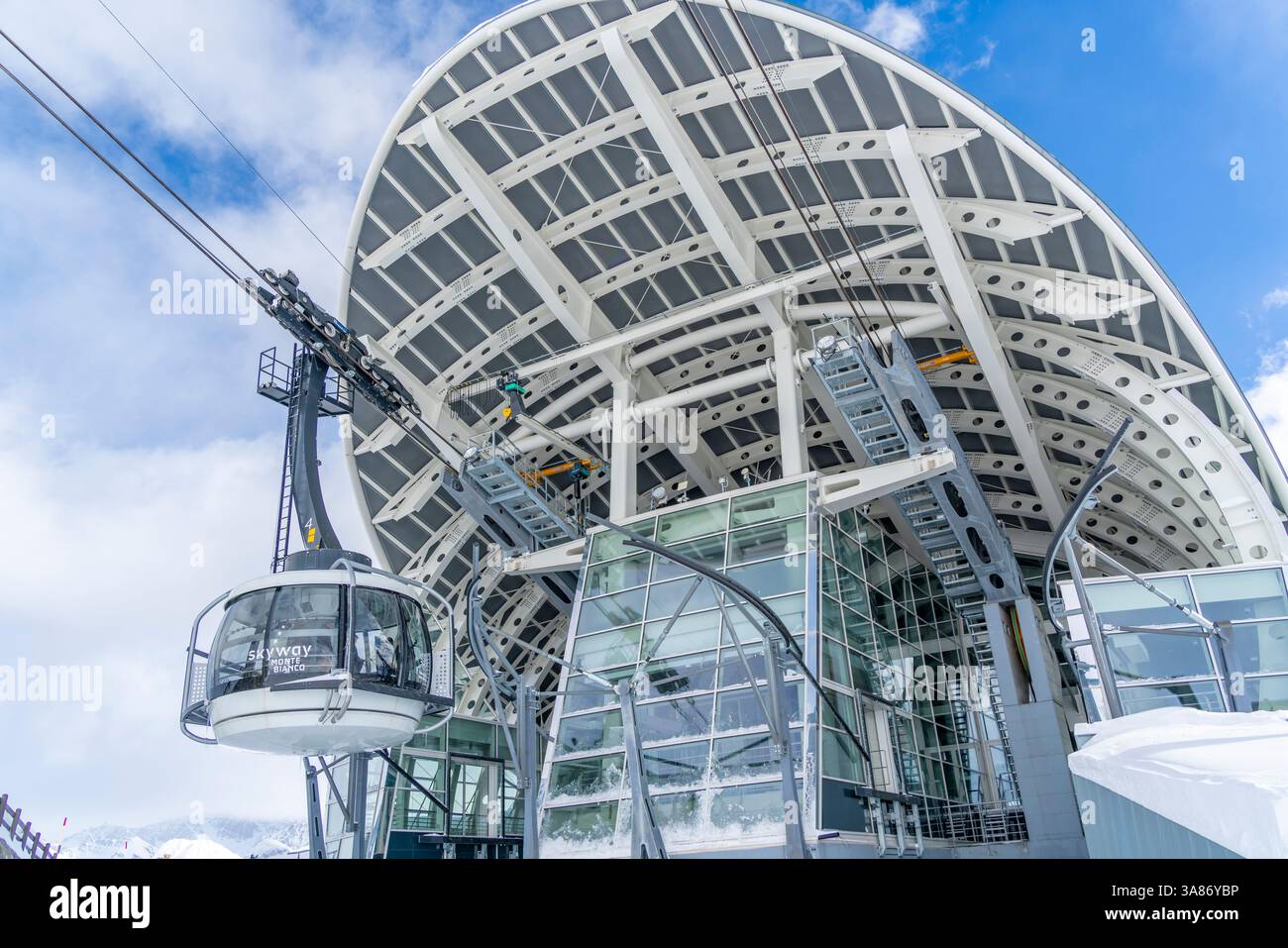 Vue du téléphérique Skyway Monte Bianco au Pavillon du Mont Frety en hiver, Courmayeur, Vallée d'Aoste, Alpes italiennes, Italie Banque D'Images