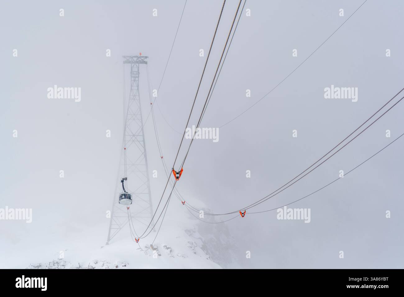 Vue sur la vallée enneigée d'Aoste, les montagnes et le téléphérique Skyway Monte Bianco en hiver, Courmayeur, Vallée d'Aoste, Alpes italiennes, Italie Banque D'Images