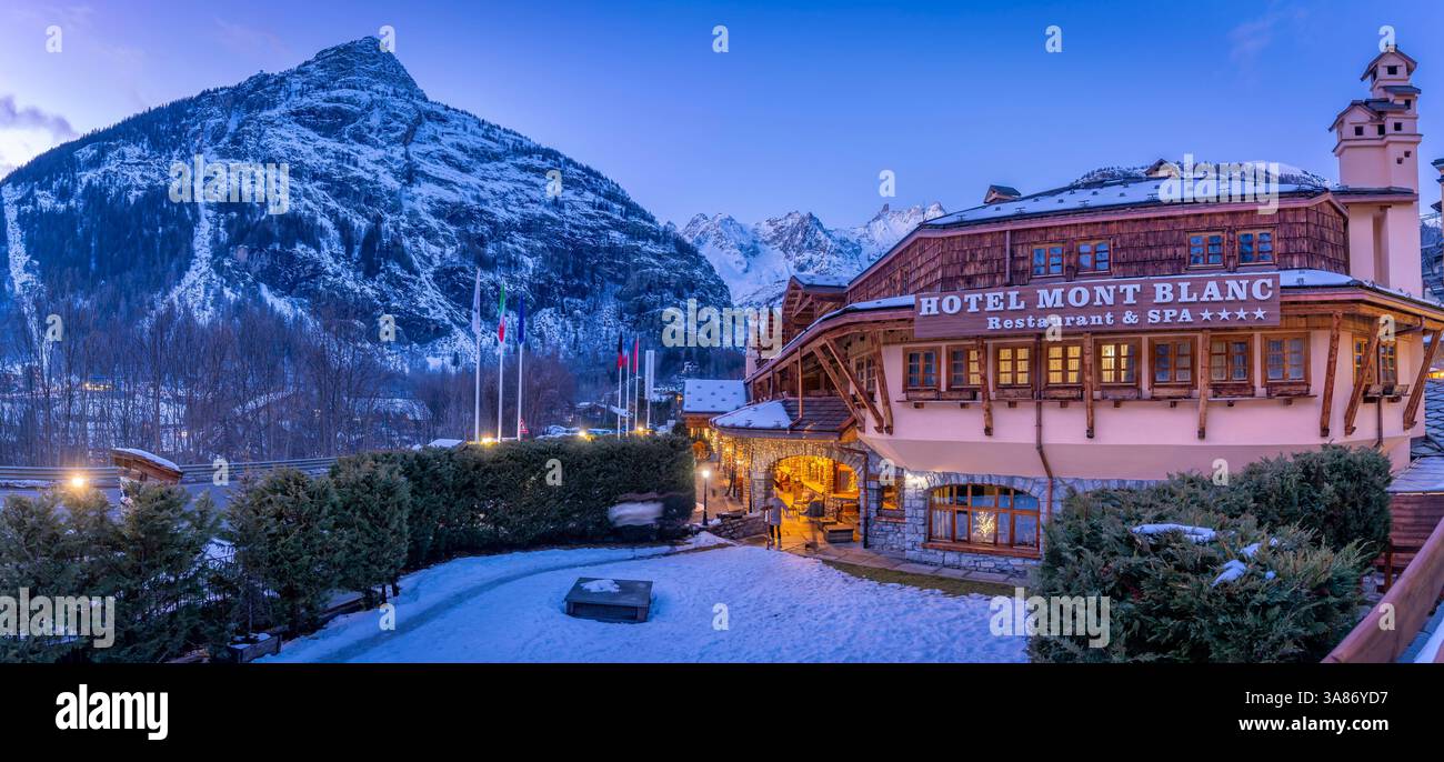 Vue sur les montagnes enneigées et hôtel à Courmayeur au crépuscule en hiver, Courmayeur, Vallée d'Aoste, Alpes italiennes, Italie Banque D'Images