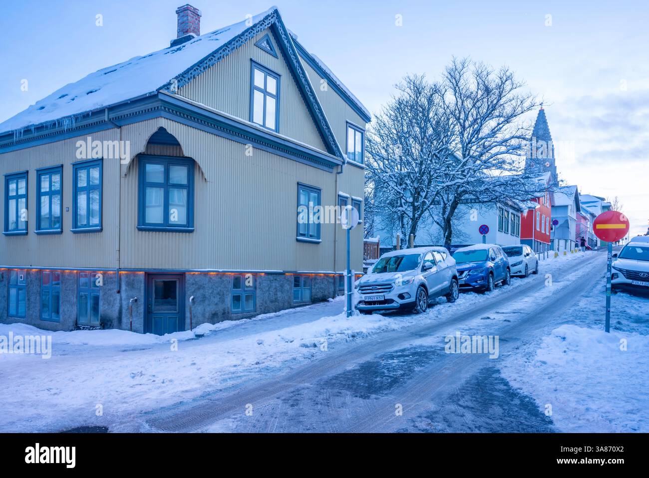 Vue des bâtiments du centre-ville au crépuscule en hiver, Reykjavik, Islande Banque D'Images