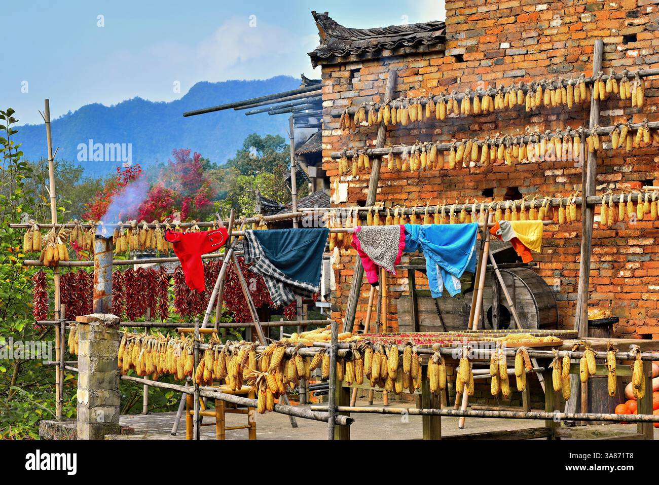 Séchage du maïs, des piments et du linge, Huangling, ancien village datant de la dynastie Ming, comté de Wuyuan, ville de Shangrao, province du Jiangxi, Chine Banque D'Images