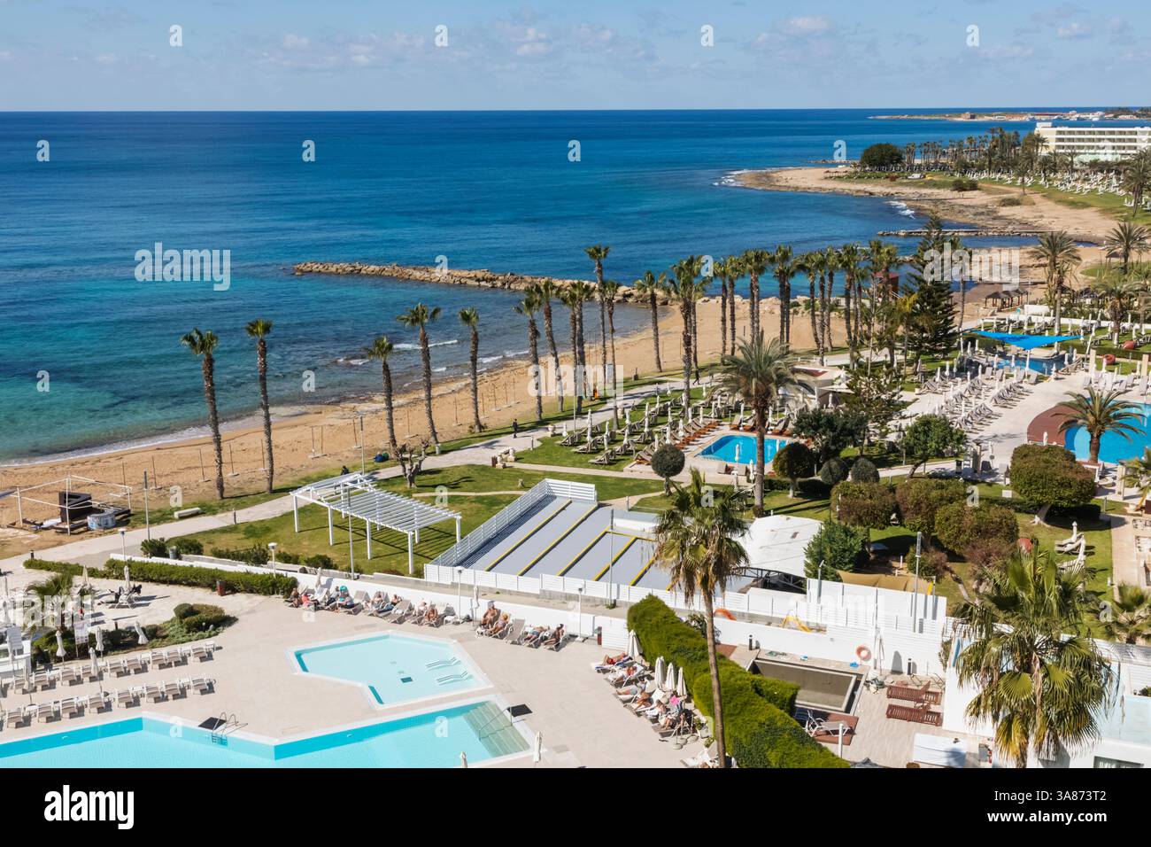 Chypre, Paphos, vue surélevée de Paphos du front de mer et de la plage Banque D'Images