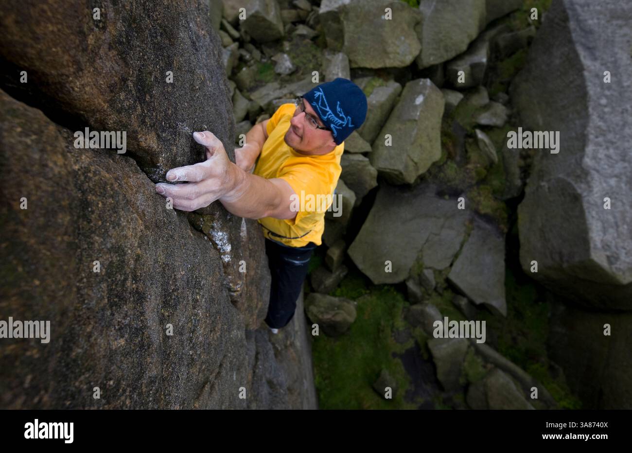 Rocher grimpeur en action, Stanage Edge, Peak District, Derbyshire, Angleterre, Royaume-Uni, Europe Banque D'Images
