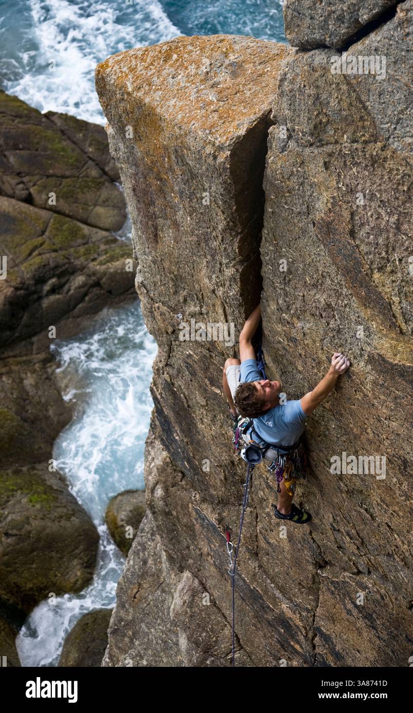 Grimpeur en action, Cornouailles, Angleterre, Royaume-Uni, Europe Banque D'Images