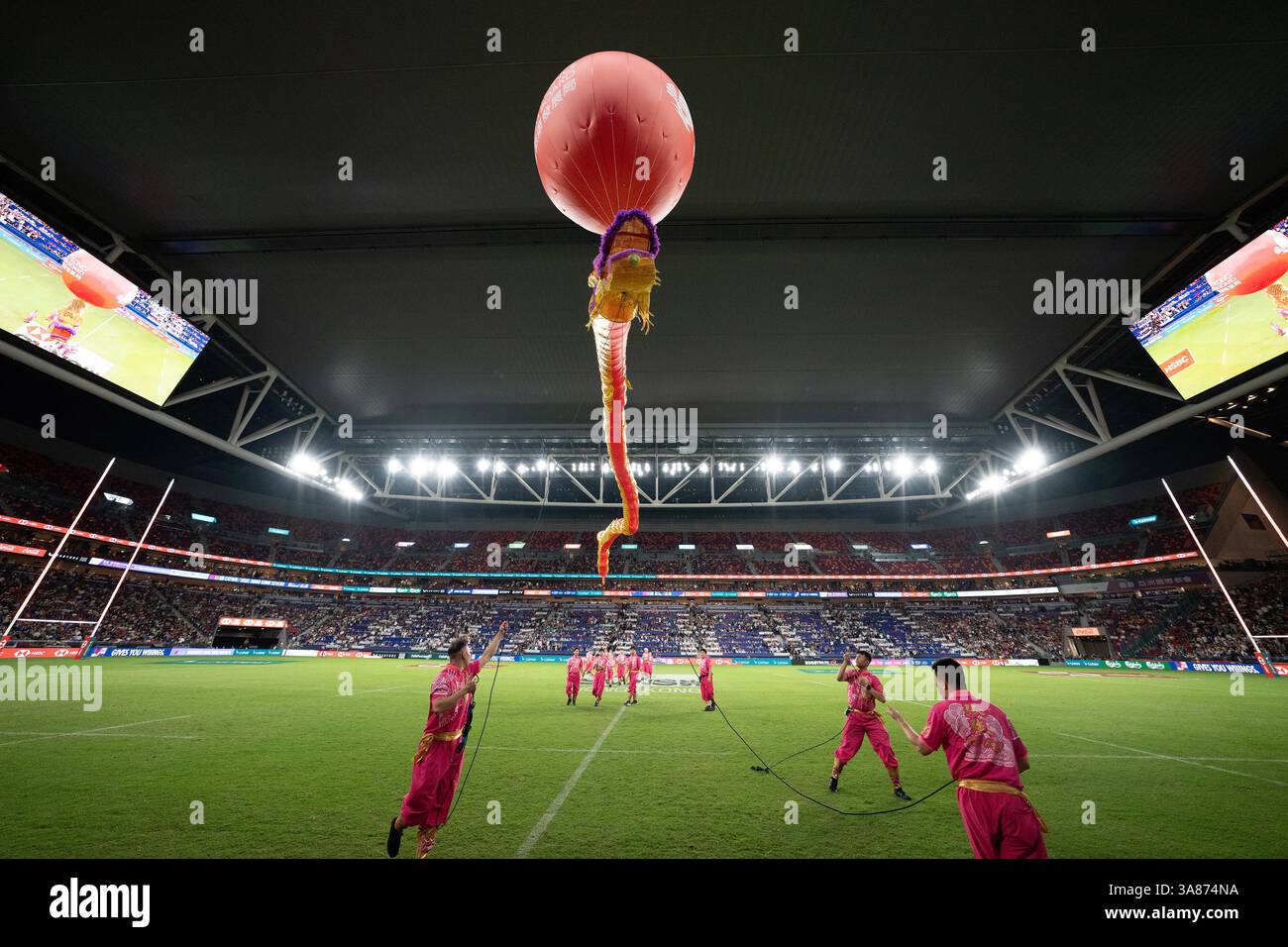Hong Kong, Chine, 28 mars 2025, cérémonie d'ouverture au Hong Kong Rugby Sevens. Une fréquentation record de 3 139 000 personnes est attendue pour la mise en scène inaugurale du Cathay/HSBC Hong Kong Sevens 2025 qui se déroulera à partir de mars 28-30 au tout nouveau stade Kai Tak. Un programme de divertissement surchargé complète l'événement sur le terrain. Crédit : Asia Visuals Banque D'Images