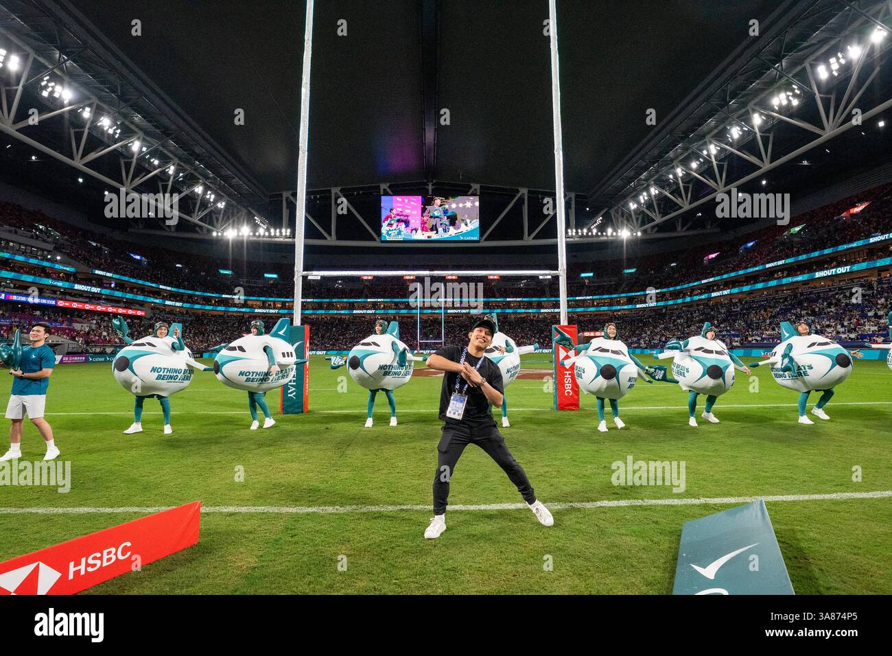 Hong Kong, Chine, 28 mars 2025, Cathay Pacific Dancers se produisent au Hong Kong Rugby Sevens. Une fréquentation record de 3 139 000 personnes est attendue pour la mise en scène inaugurale du Cathay/HSBC Hong Kong Sevens 2025 qui se déroulera à partir de mars 28-30 au tout nouveau stade Kai Tak. Un programme de divertissement surchargé complète l'événement sur le terrain. Crédit : Asia Visuals Banque D'Images