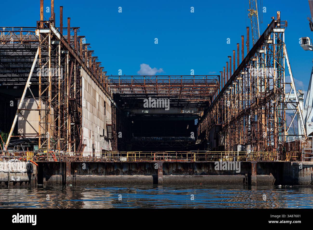 Chantier de réparation navale vide dans la baie de Guanabara - L'état de Rio de Janeiro abrite plusieurs chantiers navals et clusters de technologie navale qui contribuent au développement de l'industrie. Niteroi, État de Rio de Janeiro, Brésil. Banque D'Images Chantier de réparation navale vide dans la baie de Guanabara - L'état de Rio de Janeiro abrite plusieurs chantiers navals et clusters de technologie navale qui contribuent au développement de l'industrie. Niteroi, État de Rio de Janeiro, Brésil. Banque D'Images