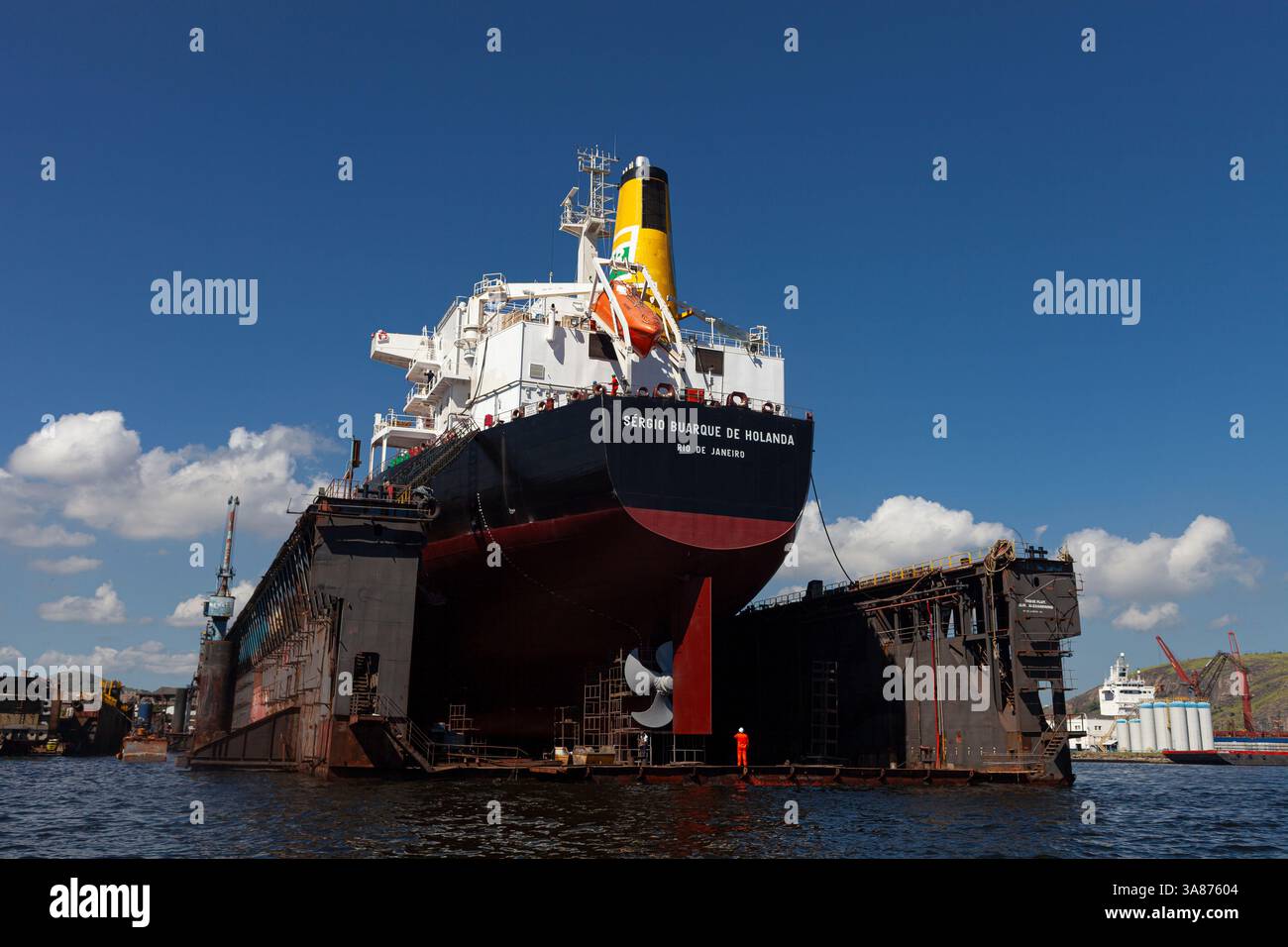 Réparation et entretien du Sergio Buarque de Holanda, un navire-citerne qui opère sous pavillon brésilien - chantier de réparation navale dans la baie de Guanabara - L'État de Rio de Janeiro abrite plusieurs chantiers navals et clusters de technologie navale qui contribuent au développement de l'industrie. Niteroi, État de Rio de Janeiro, Brésil. Banque D'Images Réparation et entretien du Sergio Buarque de Holanda, un navire-citerne qui opère sous pavillon brésilien - chantier de réparation navale dans la baie de Guanabara - L'État de Rio de Janeiro abrite plusieurs chantiers navals et clusters de technologie navale qui contribuent au développement de l'industrie. Niteroi, État de Rio de Janeiro, Brésil. Banque D'Images